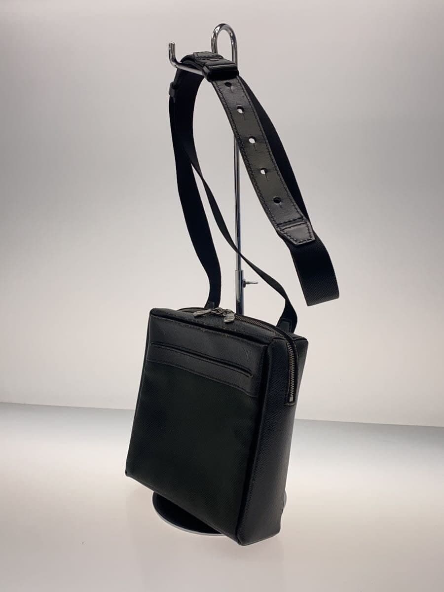 LOUIS VUITTON Sayan _Taiga BLK 2