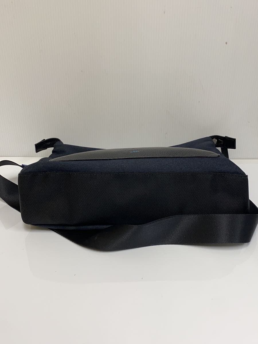 LANVIN en Bleu Shoulder Bag NVY 4