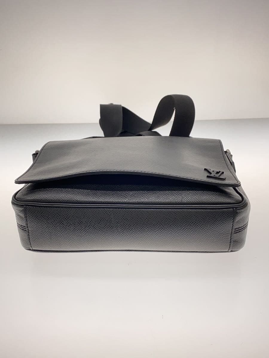 LOUIS VUITTON District PM NV3_Tiga Leather BLK M30850 4