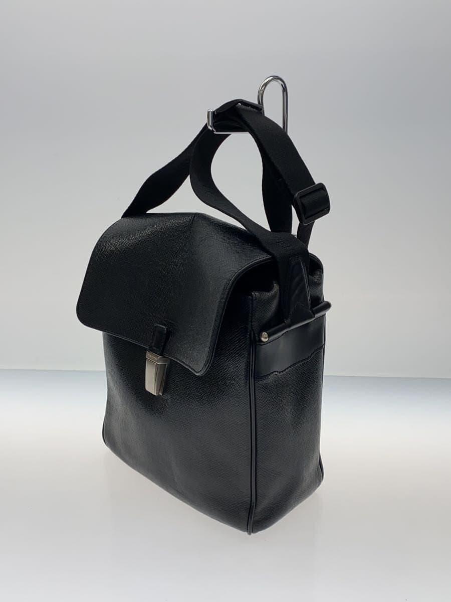 LOUIS VUITTON Yaranga _Taiga Leather BLK 2