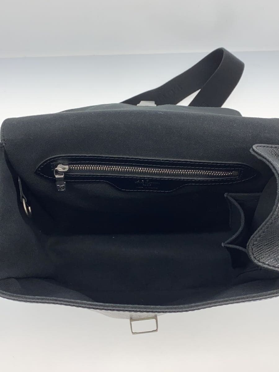 LOUIS VUITTON Yaranga _Taiga Leather BLK 6