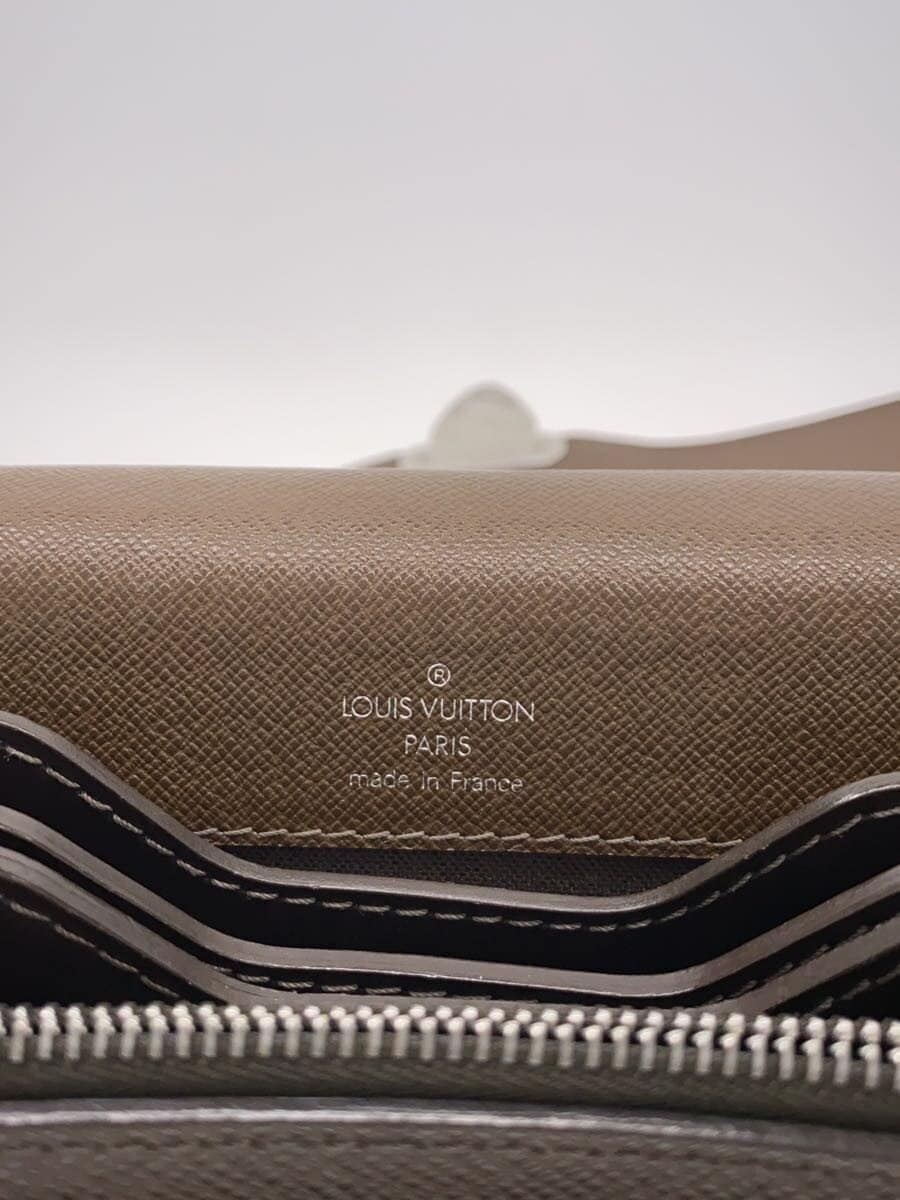 LOUIS VUITTON Robust 3_Taiga Leather BRW M31038 5