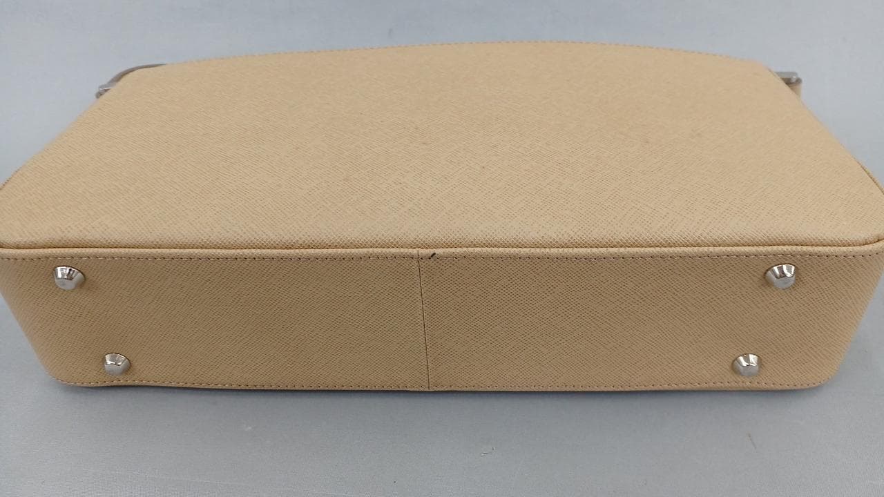 One-shoulder bag with stains 10