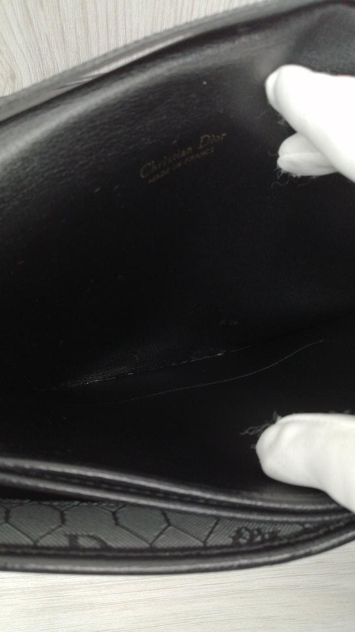 Chain clutch bag with honeycomb pattern 8