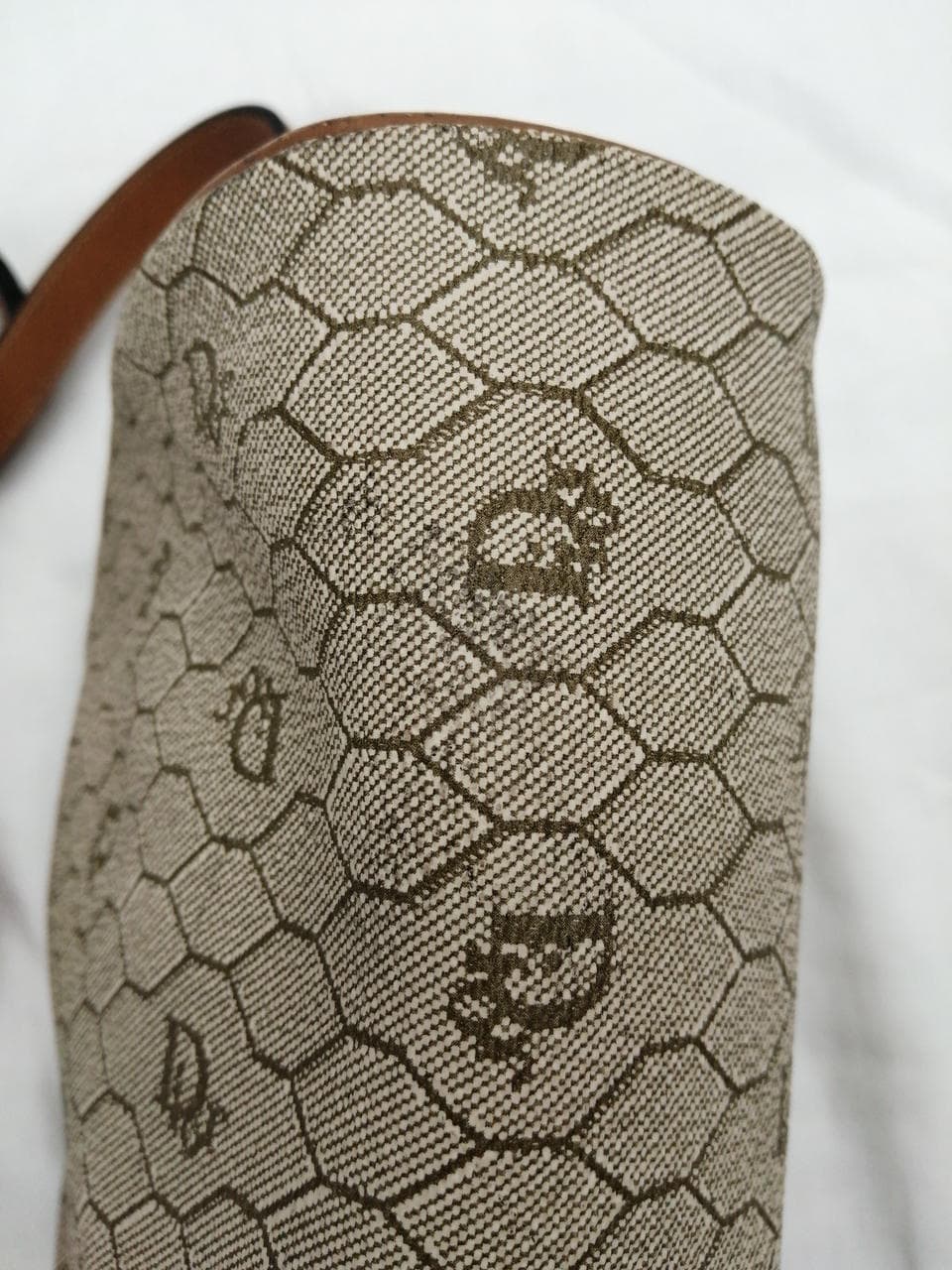 Shoulder bag with honeycomb pattern 8