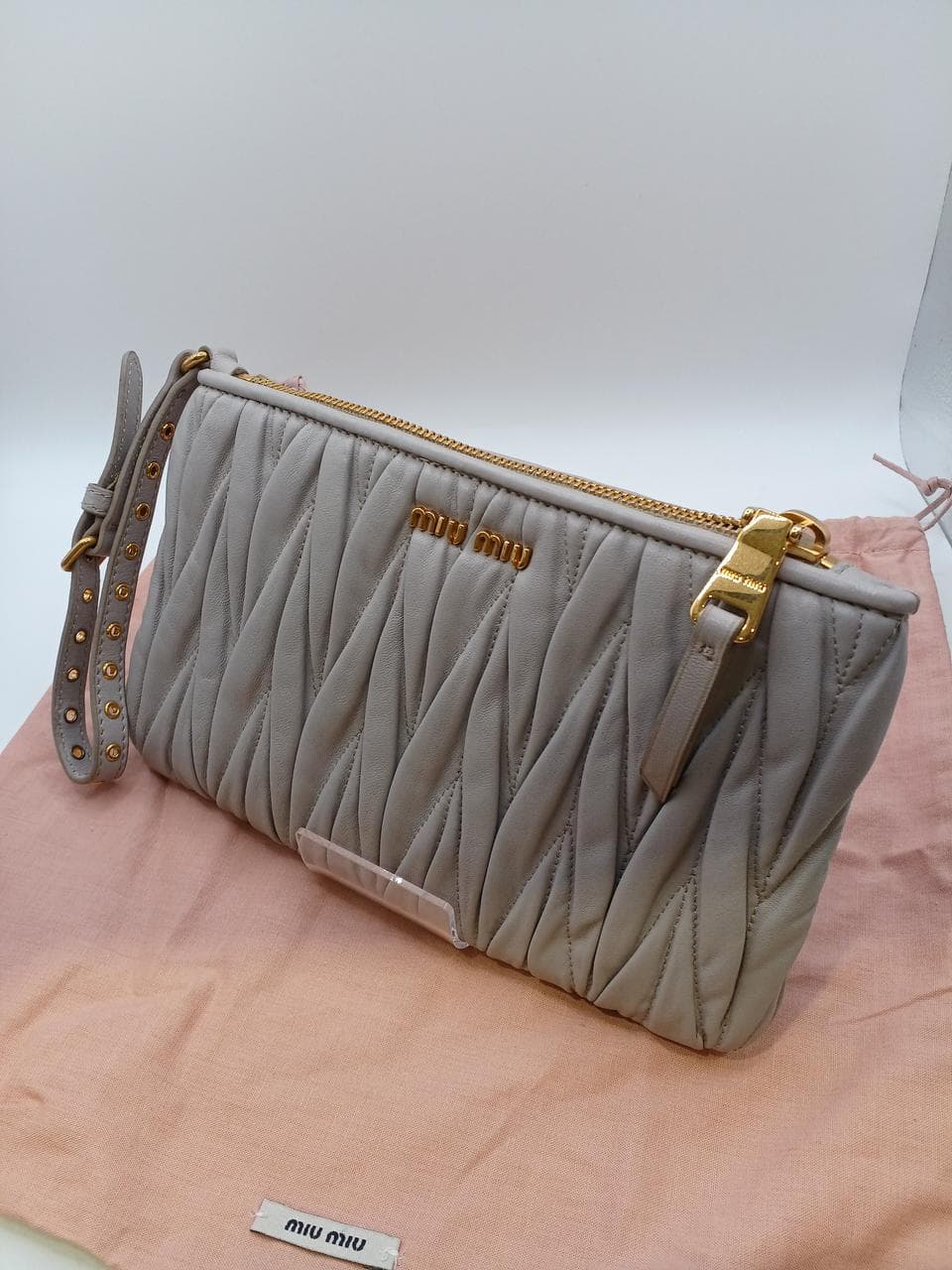 Matelassé clutch bag in greige 3