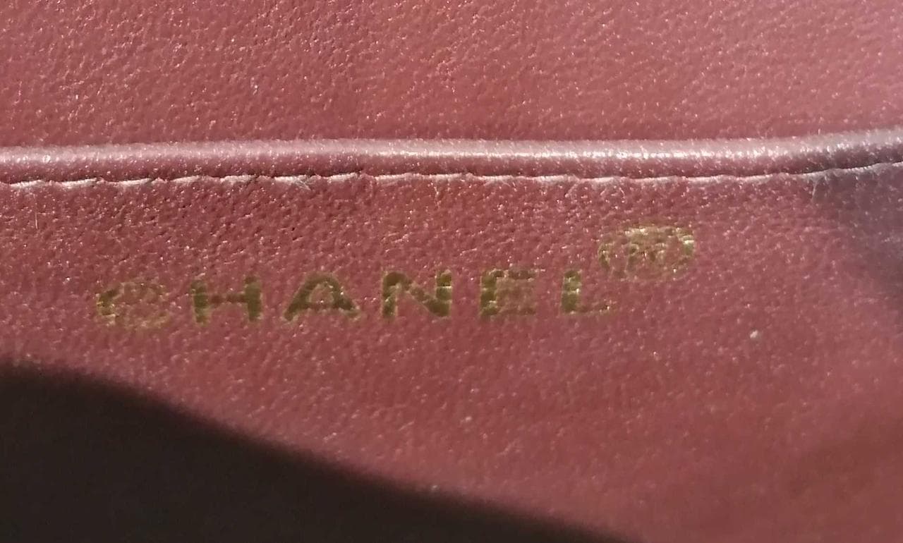 Matelassé flap handbag with scratches, turn lock 7