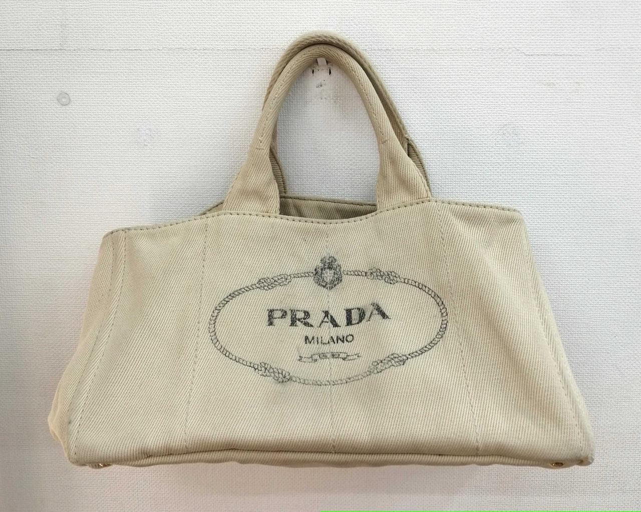 Kanapa BEG has stains, scratches, and a deterioration smell.