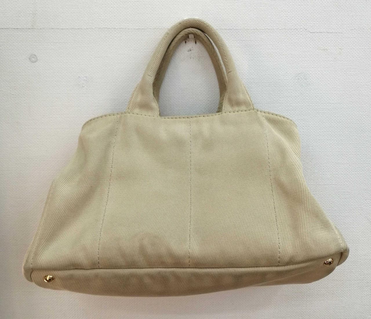 Kanapa BEG has stains, scratches, and a deterioration smell. 2