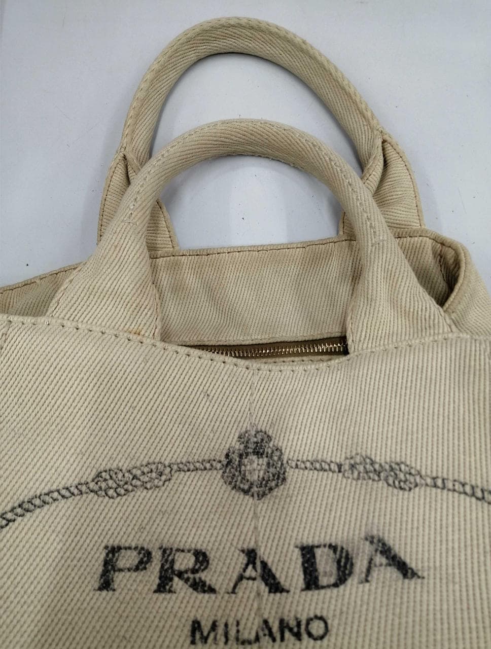 Kanapa BEG has stains, scratches, and a deterioration smell. 3