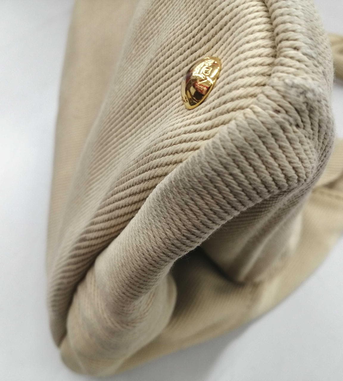 Kanapa BEG has stains, scratches, and a deterioration smell. 4