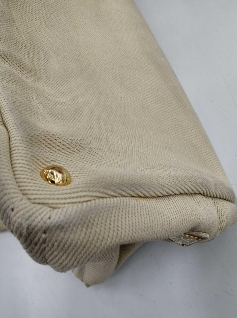 Kanapa BEG has stains, scratches, and a deterioration smell. 5