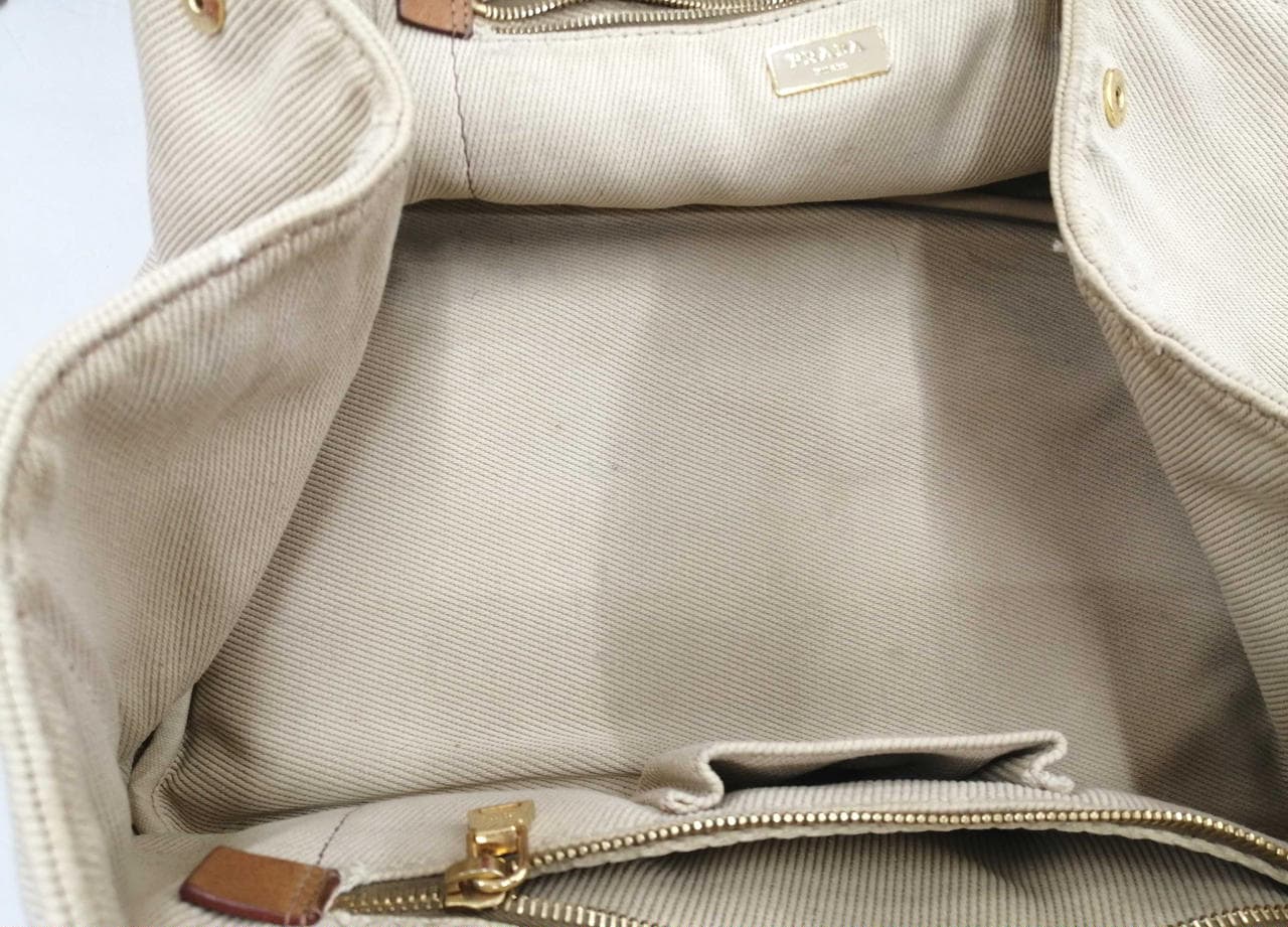 Kanapa BEG has stains, scratches, and a deterioration smell. 6