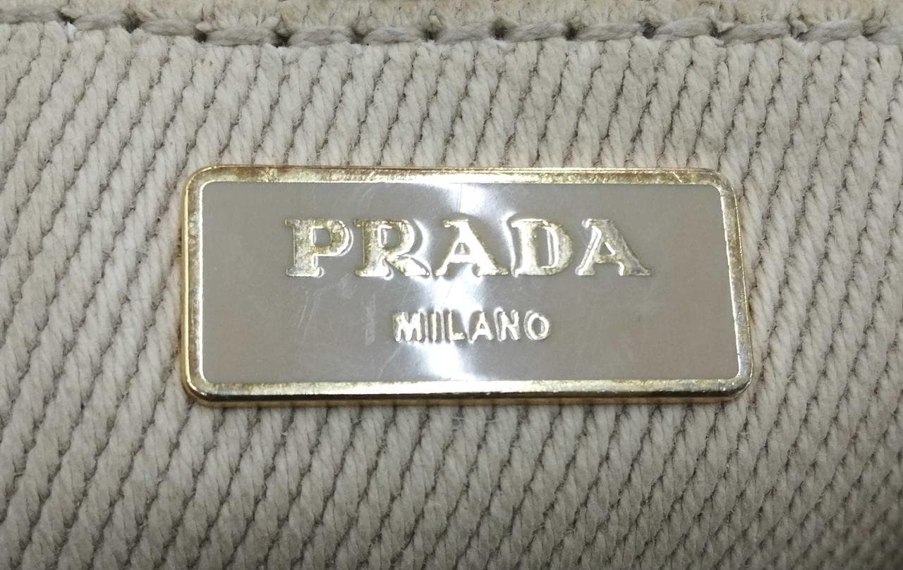 Kanapa BEG has stains, scratches, and a deterioration smell. 7