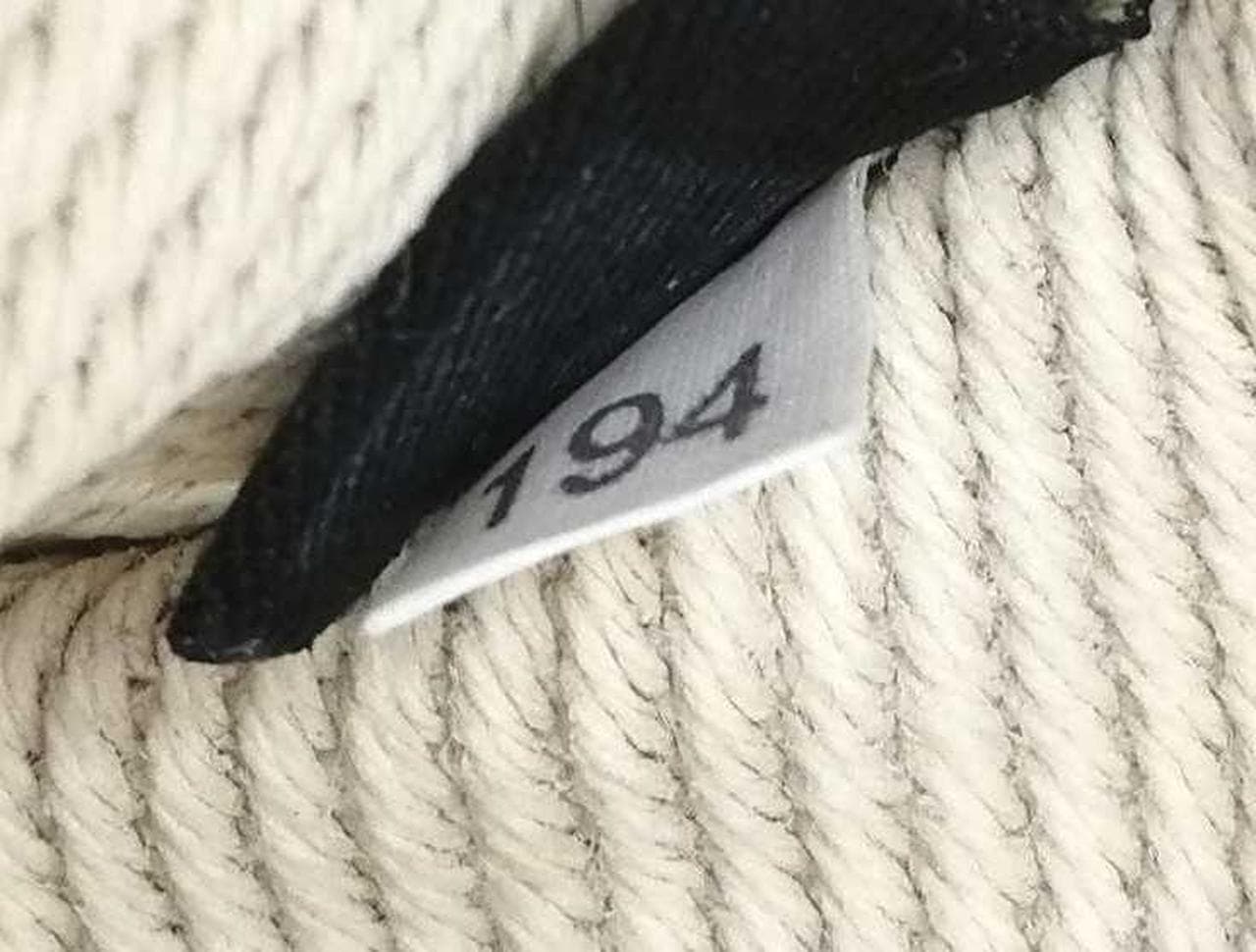 Kanapa BEG has stains, scratches, and a deterioration smell. 9