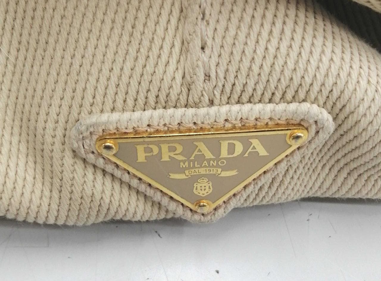 Kanapa BEG has stains, scratches, and a deterioration smell. 12