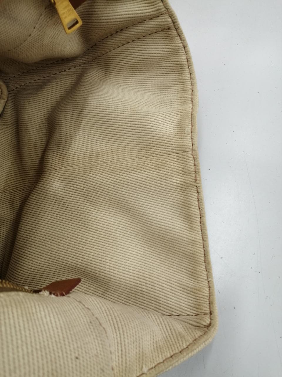 Kanapa BEG has stains, scratches, and a deterioration smell. 10