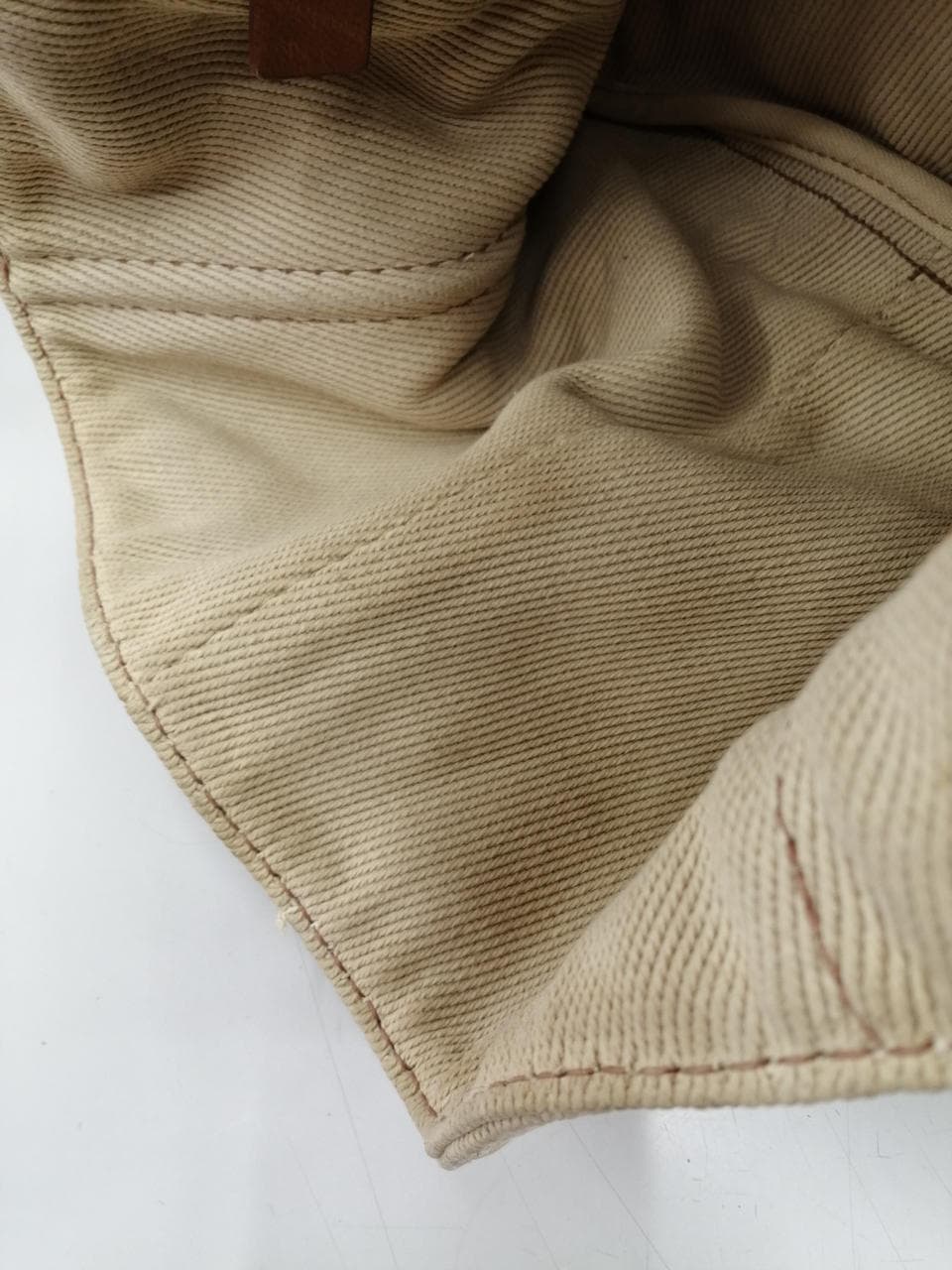 Kanapa BEG has stains, scratches, and a deterioration smell. 11