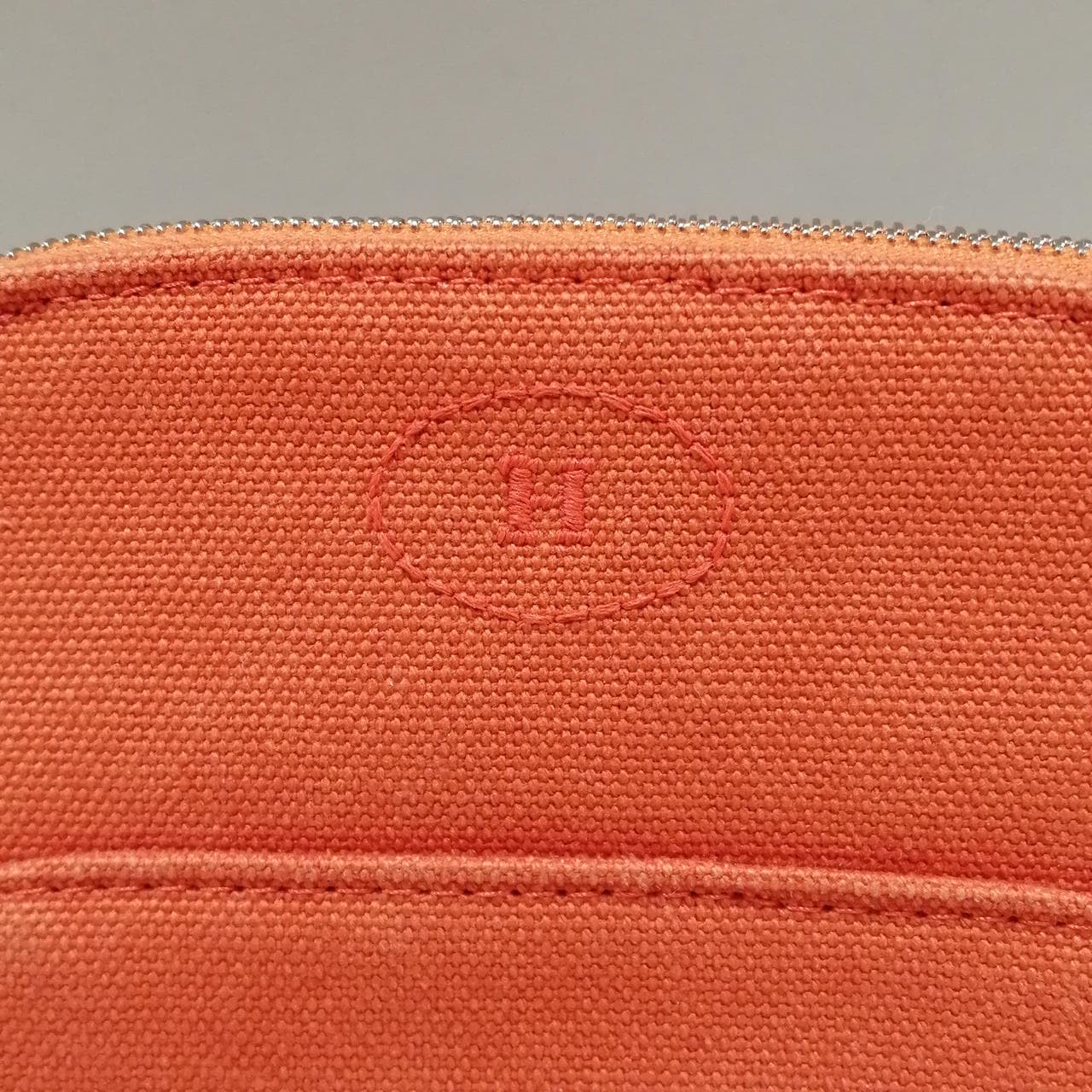 Bolid pouch orange, has dirt on the bottom. 2