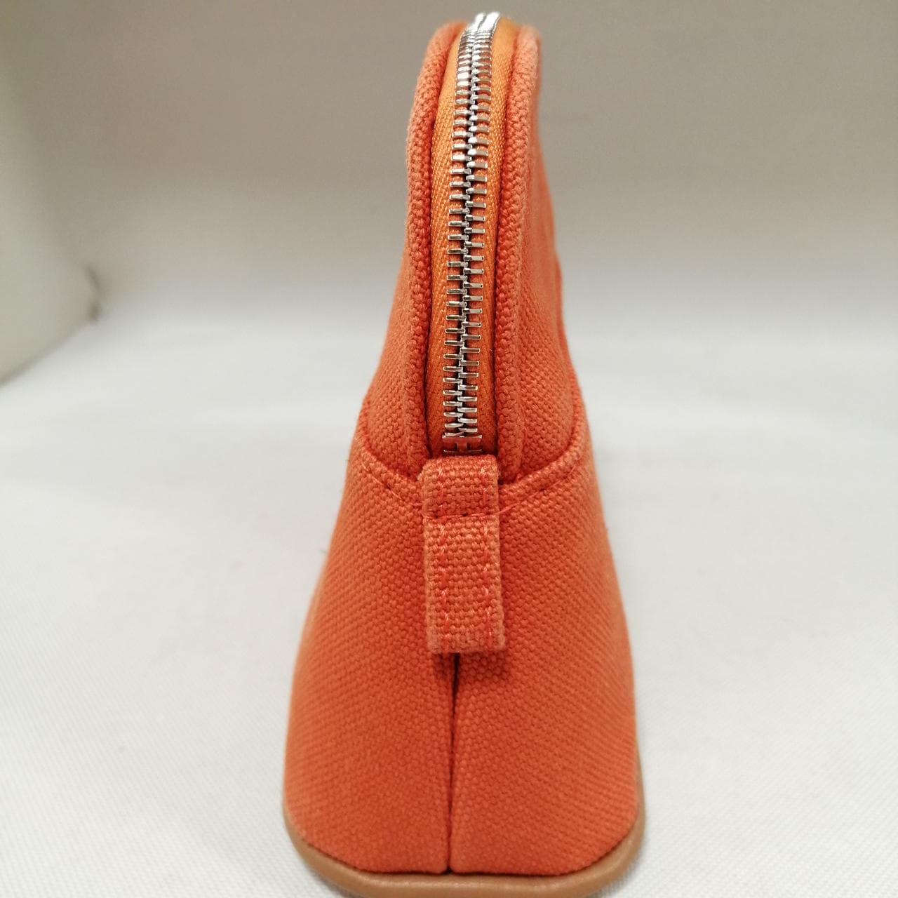 Bolid pouch orange, has dirt on the bottom. 8