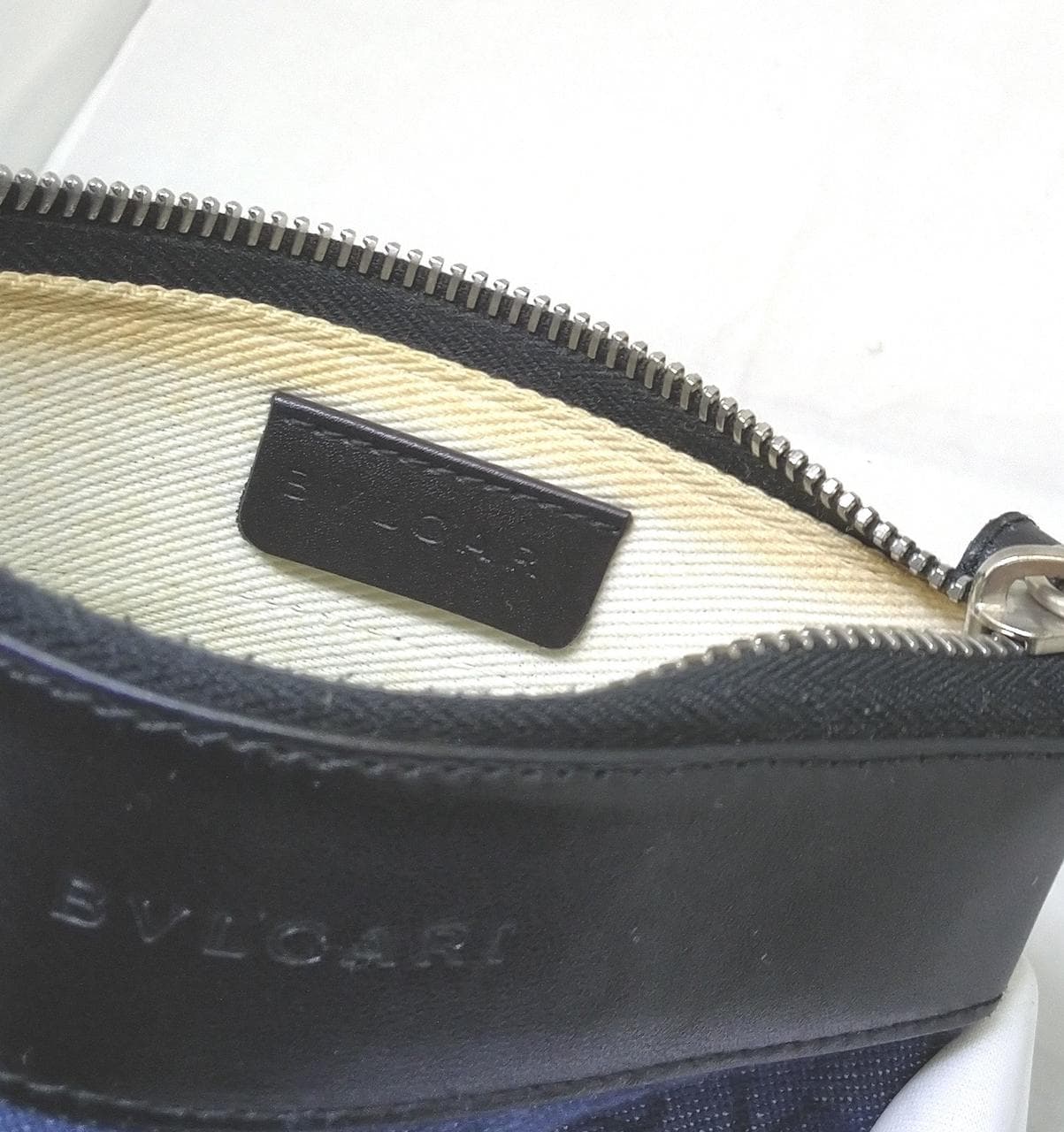 Shoulder Bag: Logomania 8