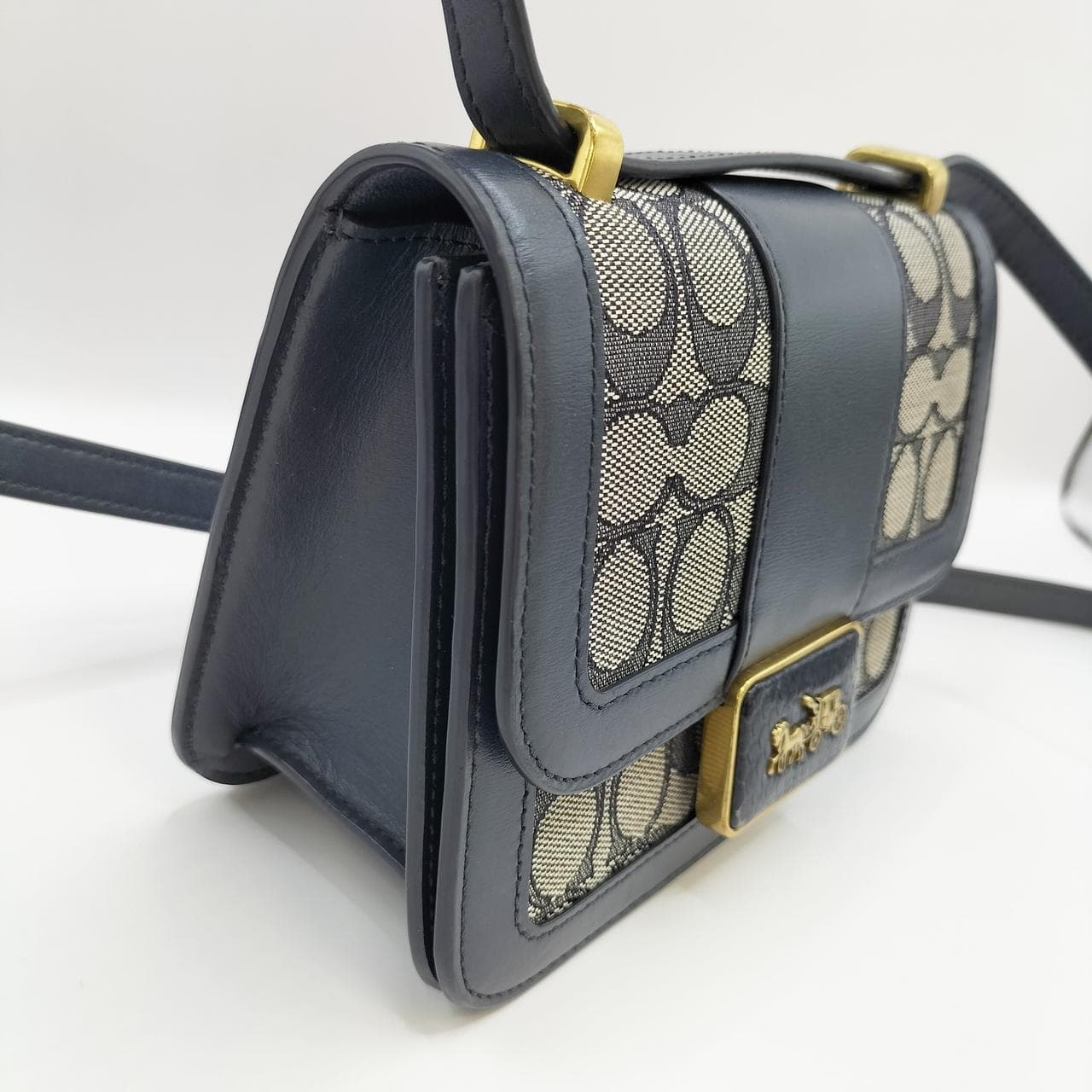 Signature Shoulder Bag L2081-C3760 3