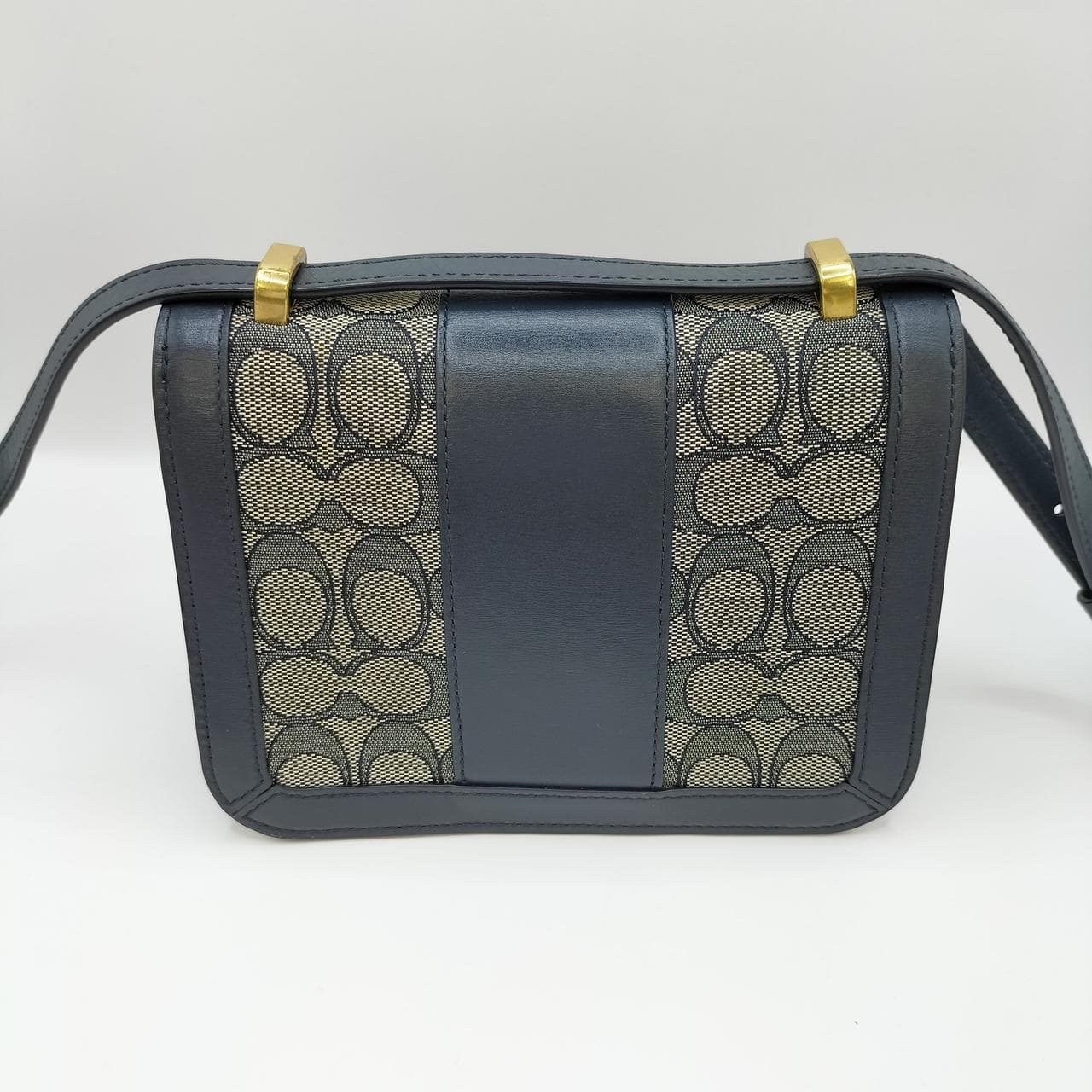Signature Shoulder Bag L2081-C3760 4