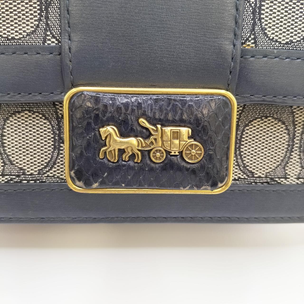 Signature Shoulder Bag L2081-C3760 5