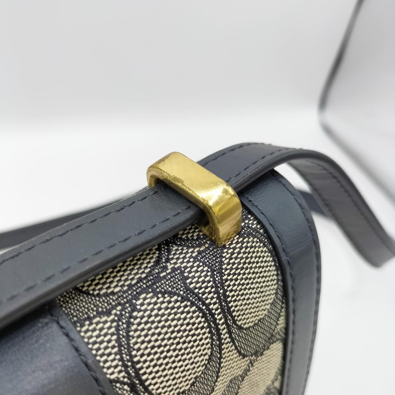 Signature Shoulder Bag L2081-C3760 6