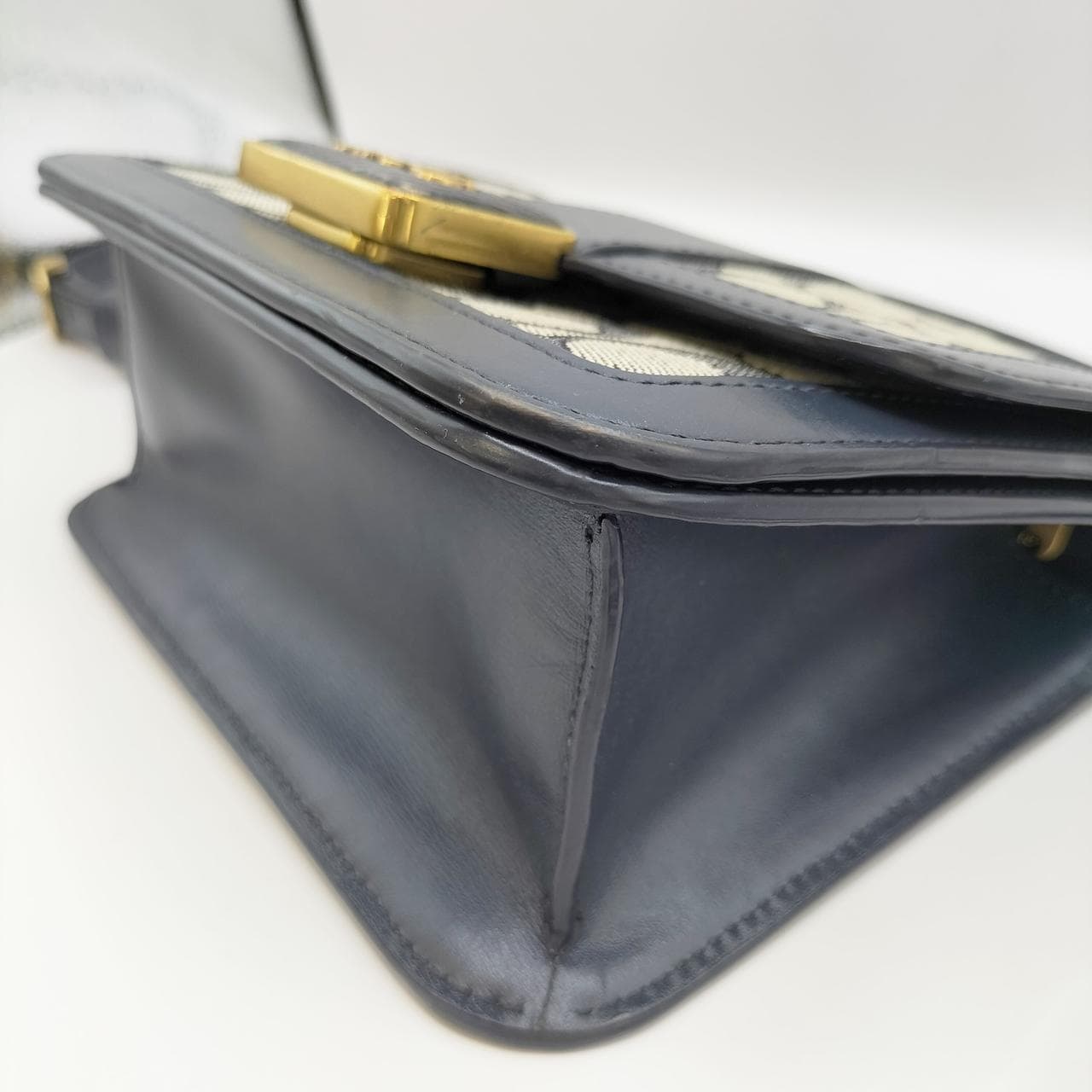 Signature Shoulder Bag L2081-C3760 8