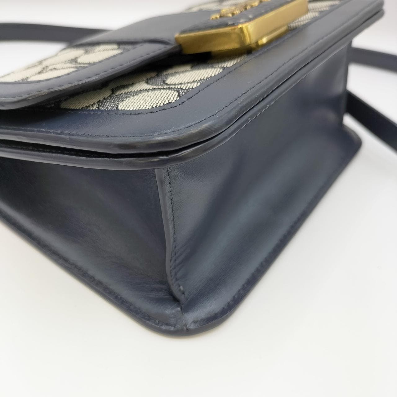 Signature Shoulder Bag L2081-C3760 9