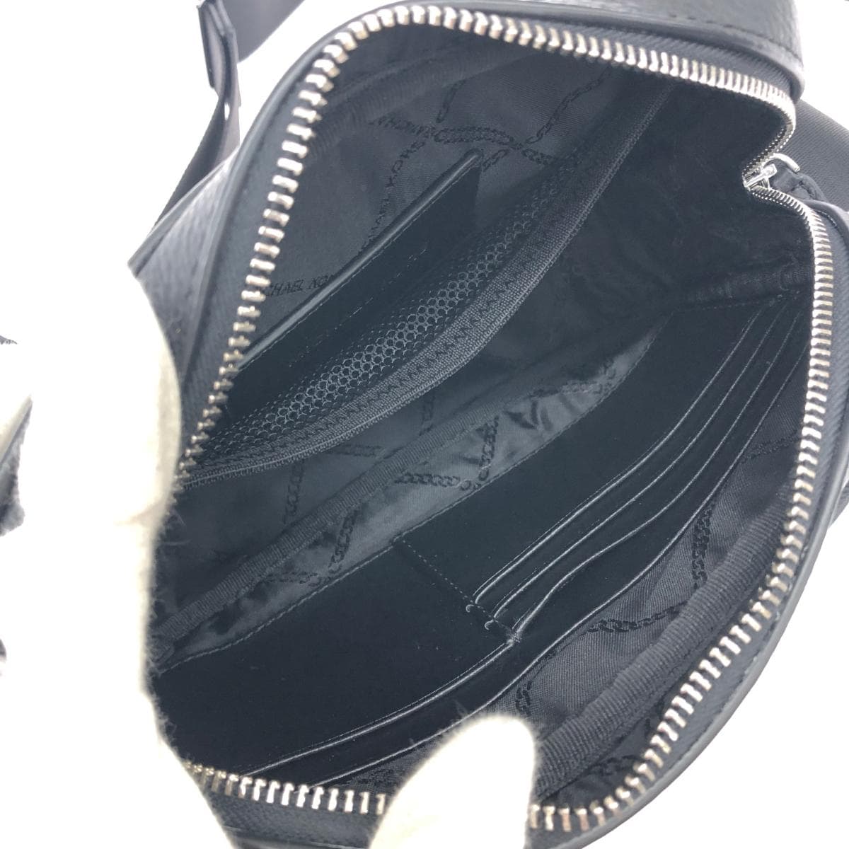 MICHAEL KORS Hudson Shoulder Bag in good condition, Black/Khaki, MK Monogram Camera Bag, Unisex, Crossbody bag 5