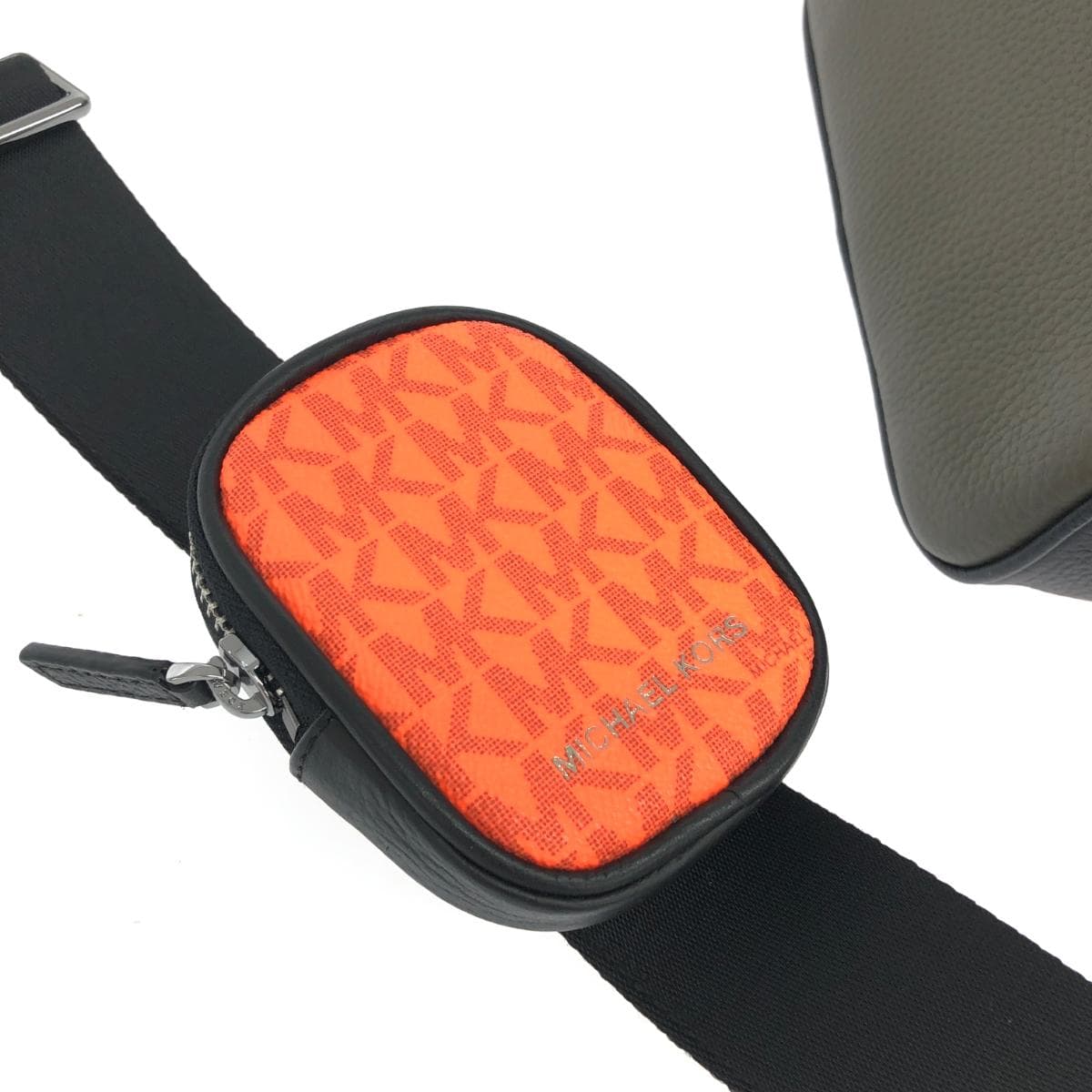 MICHAEL KORS Hudson Shoulder Bag in good condition, Black/Khaki, MK Monogram Camera Bag, Unisex, Crossbody bag 7