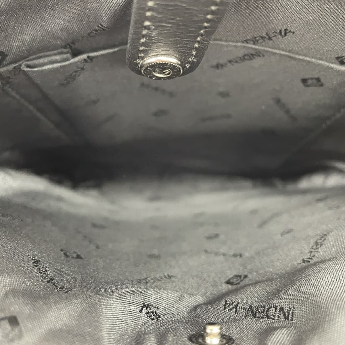 Inden-ya Small Handbag, Small Cherry Blossom Pattern / Black Ground Deer Leather with Red Lacquer, Ladies 4