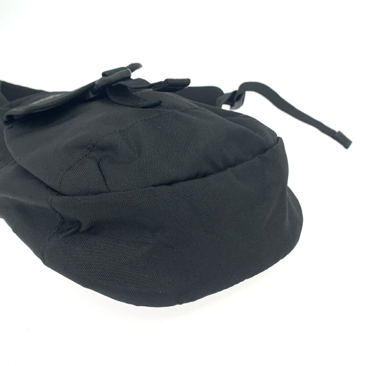 Columbia Niobe body bag in good condition, nylon PU8695, black, unisex 4