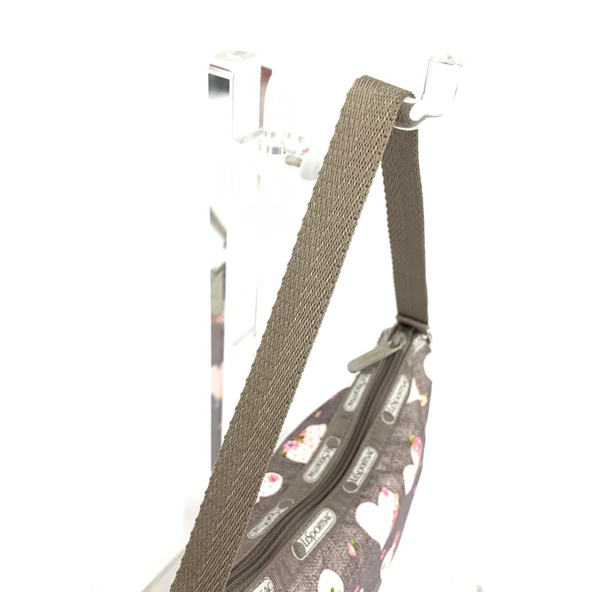 LeSportsac accessory pouch in good condition, heart pattern, nylon, gray, for women 4