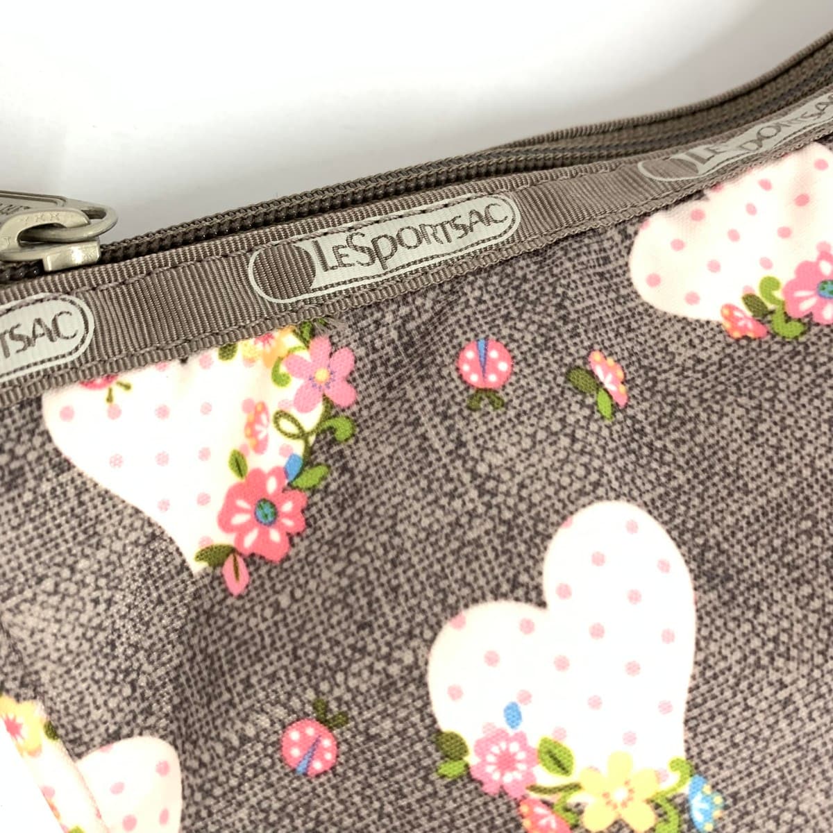 LeSportsac accessory pouch in good condition, heart pattern, nylon, gray, for women 6